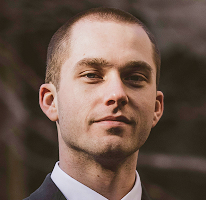 Analyste en trading et expert du marché crypto, Thomas Whitfield, portrait.